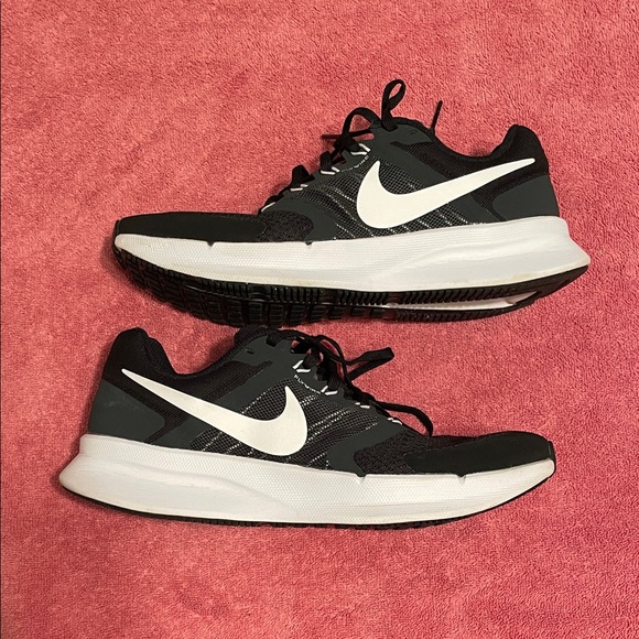 Nike Black and White Athletic Shoes - Picture 4 of 10